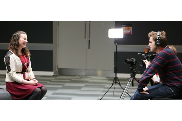 General picture of an interview, with the interviewee sitting on the left and the journalist sitting on the right.