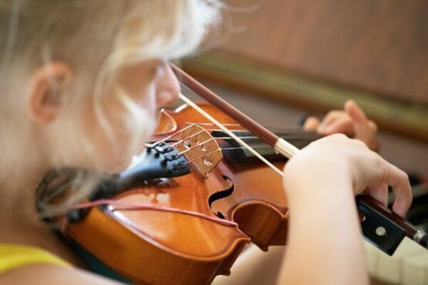 stock image young girl playing violin