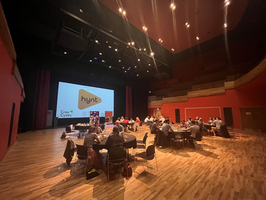 Conference room with the word Hynt on a screen