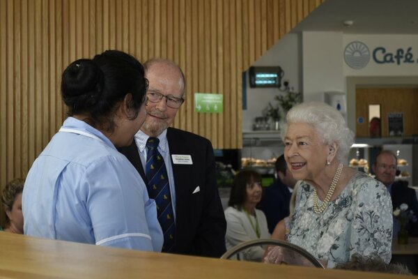 The Queen visiting Thames Hospice