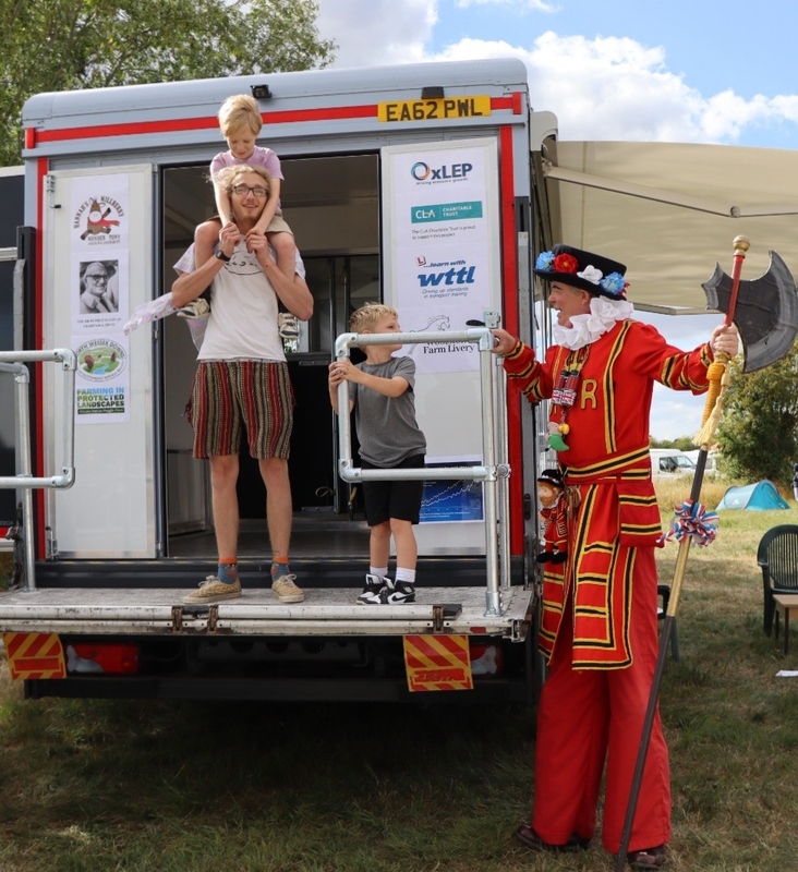Small child at eye level with a man on stilts thanks to our lifting platform!