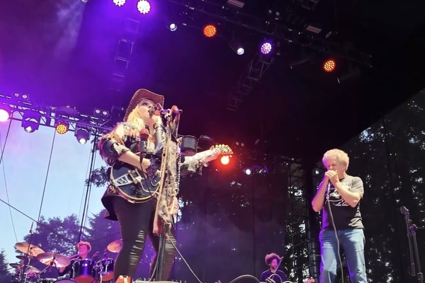 Melissa etheridge & Lee Oskar on stage