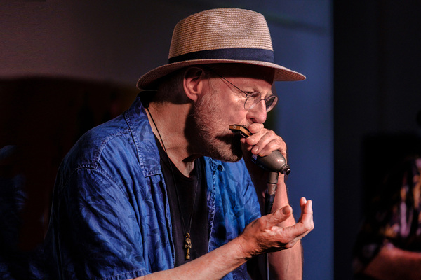 Steve Baker performing 