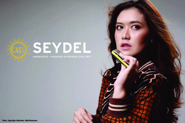 Image: Sarah Saputri holding Seydel diatonic harmonica