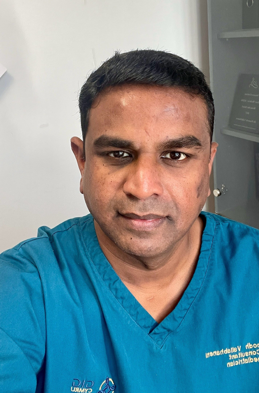 An image of Dr Vallabhaneni in blue scrubs